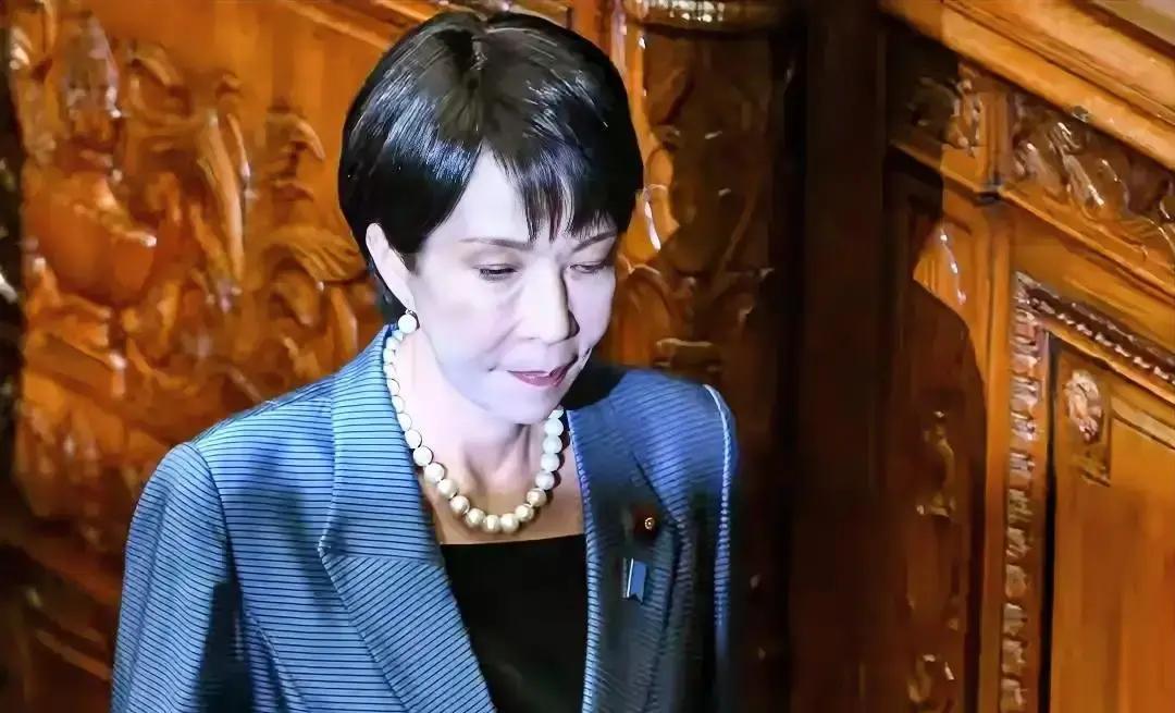 日本前总务大臣高市早苗闹了一出“变脸戏码”。硬扛了19天，突然改口说“日本无权认
