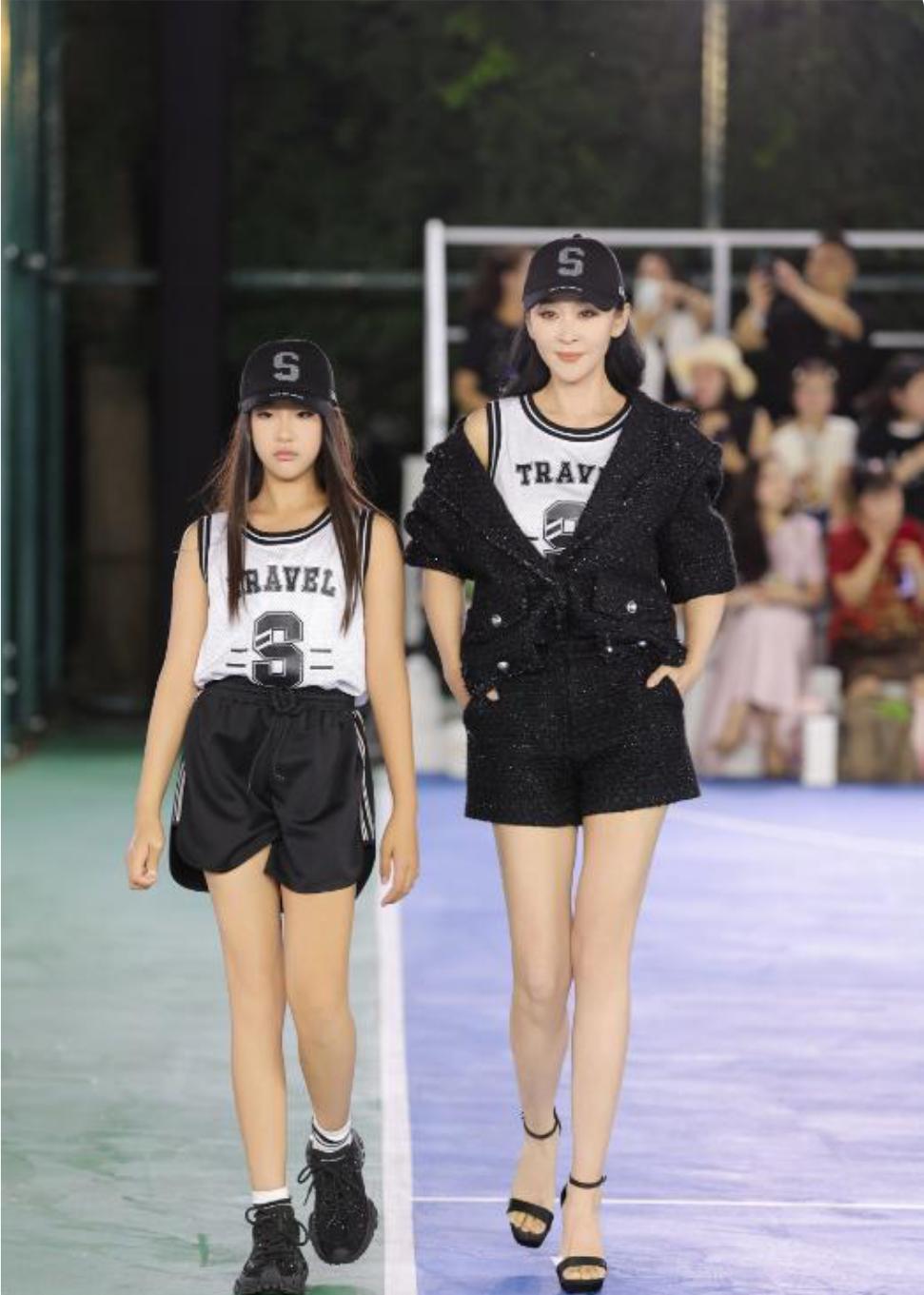 49岁的苗圃带女儿走秀，12岁女儿都快有妈妈高了，整牙后变得更漂亮了。两母女走在