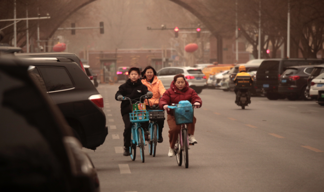 【沙尘席卷北方多地 景区紧急闭园，冷空气将裹挟沙尘南下】受大风天气影响，蒙古国南