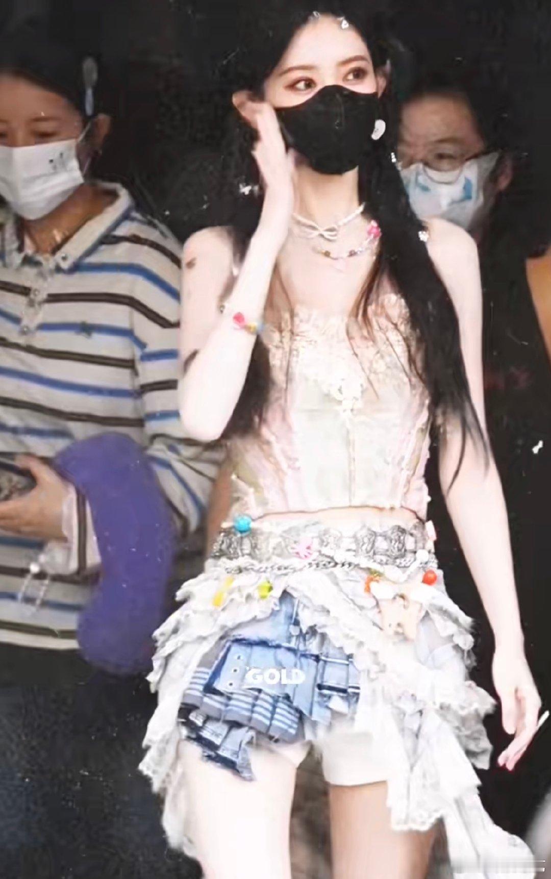 孟子义上班路透比例好绝孟子义hi6上班是一块彩色小蛋糕 千禧风造型太适合孟姐了！