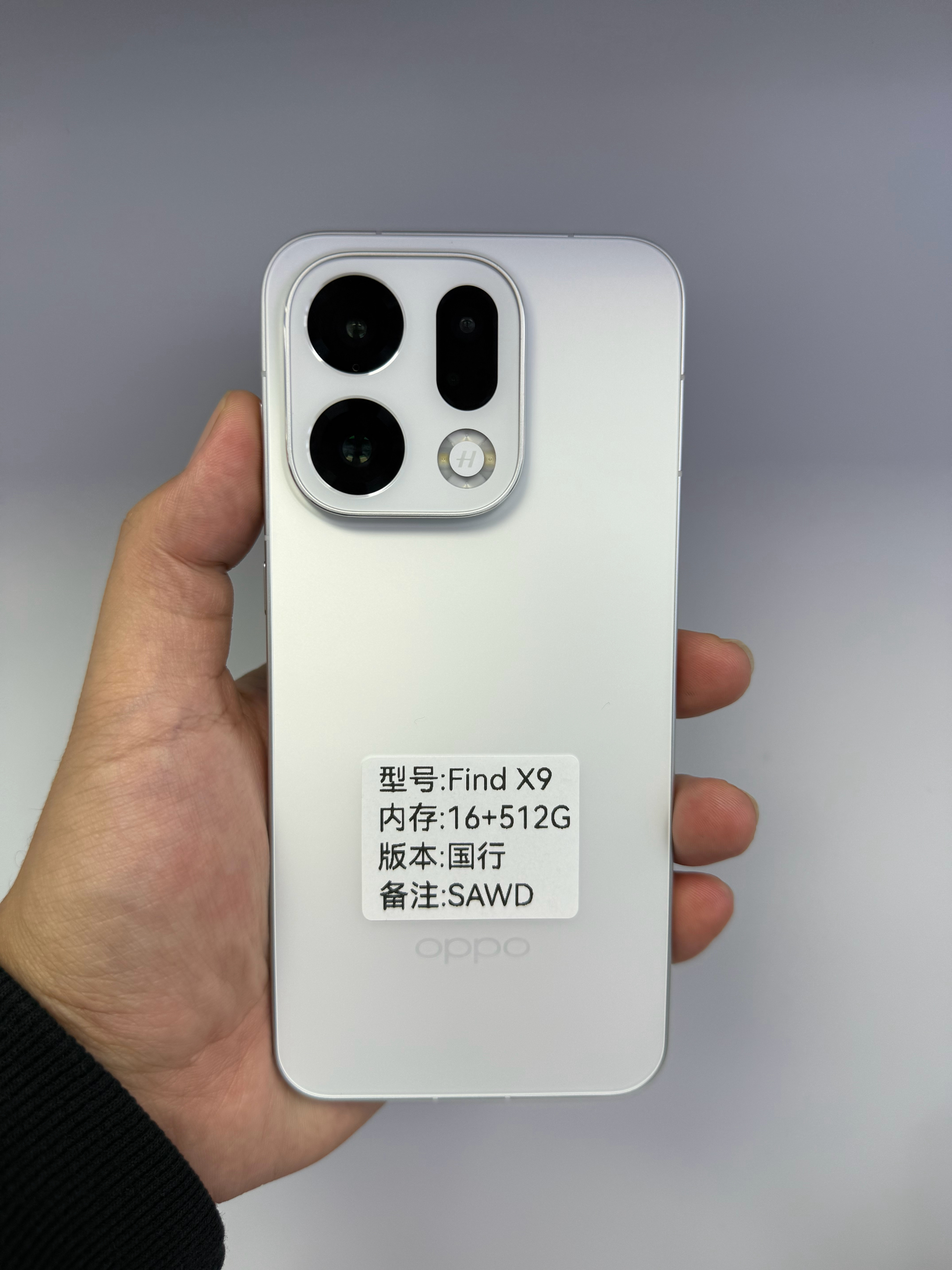 该说不说，OPPO FindX9这代质感做的真不错只可惜屏幕依旧是天马提供，整体