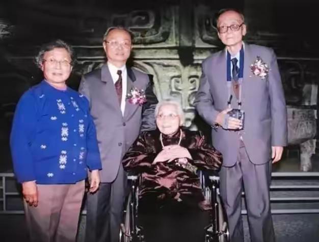 1925年，苏州豪门潘祖年病重。临终前，他支开旁人，只留下20岁的孙媳妇，厚着脸