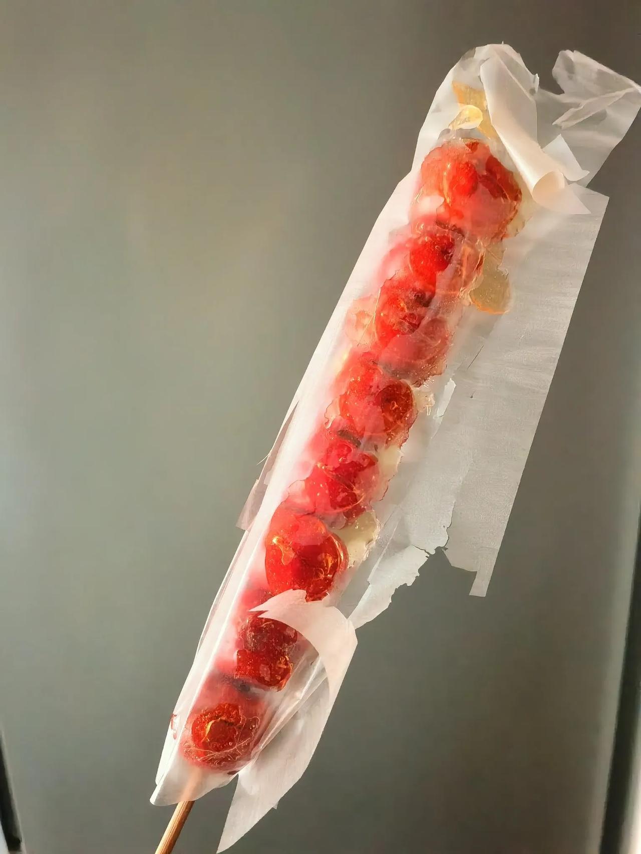 一边吃一边与老公说：“春节至今吃的糖葫芦比整个童年都多。”老公揶揄道：“人生就是