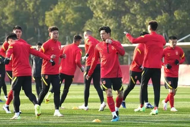 国足客场挑战泰国的世预赛第一场比赛，今晚8:30就会打响。
这几天围绕国足以及对