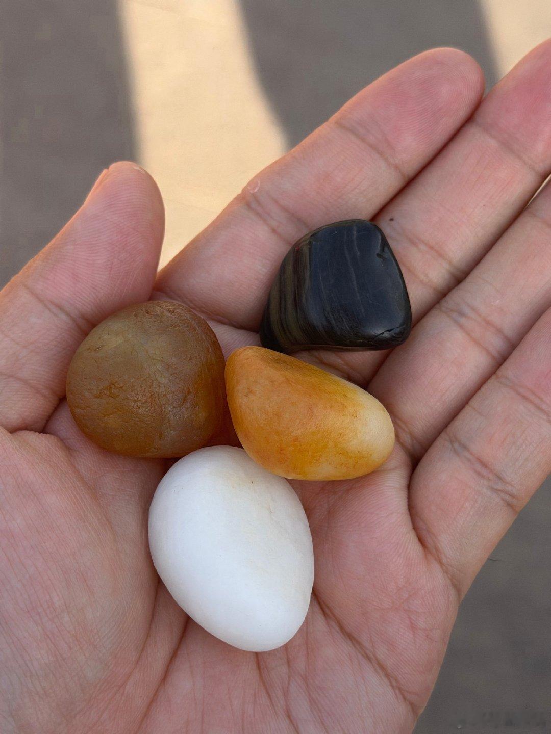 消费了，新疆金丝玉，4块石头要50，成功砍到20