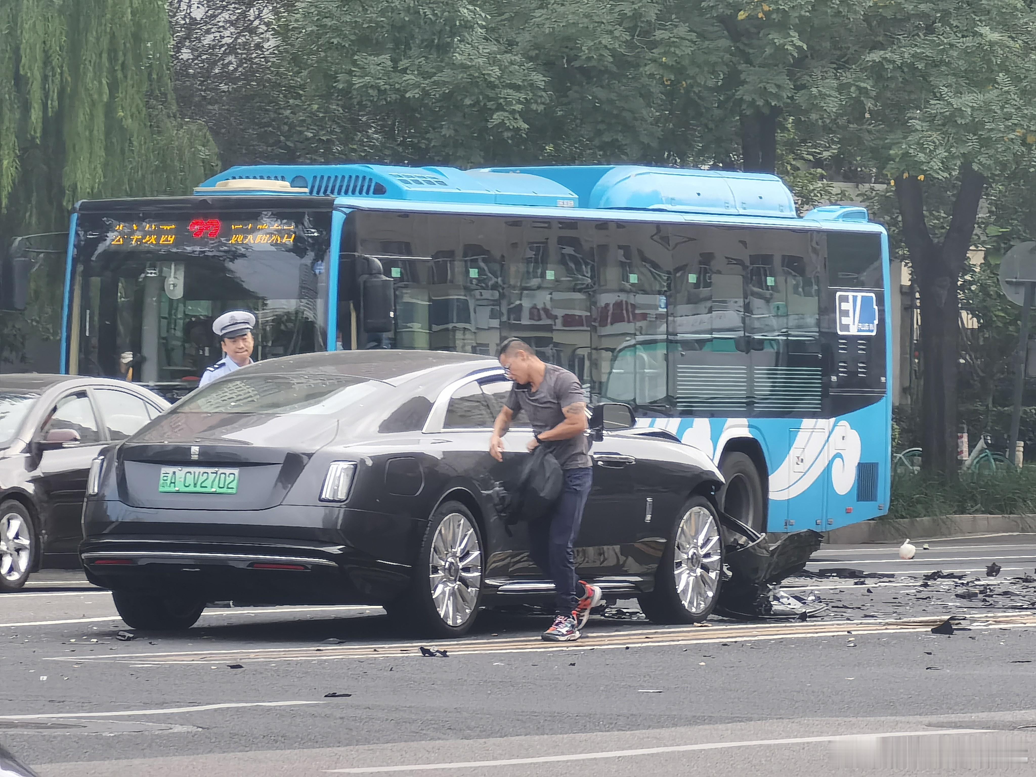 陈震劳斯莱斯发生车祸从图片来看闪灵车头受损不小，蹲一个后续吧，希望没啥大事吧[傻