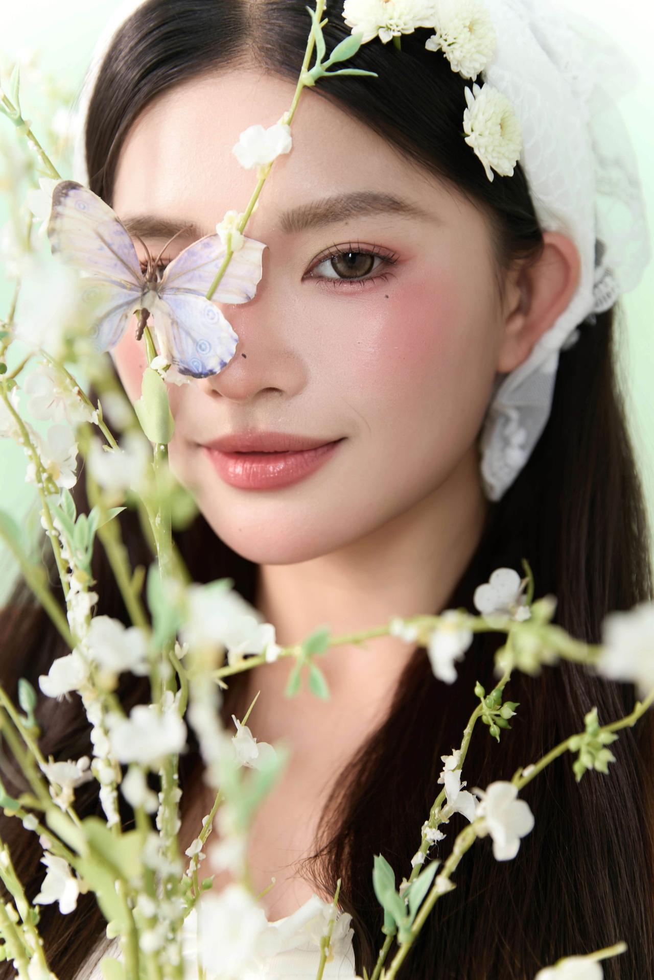 白色是落入森林的云，绿色是夏天永不褪色的诗。🍃🤍 这组写真，把少女、白裙、鲜