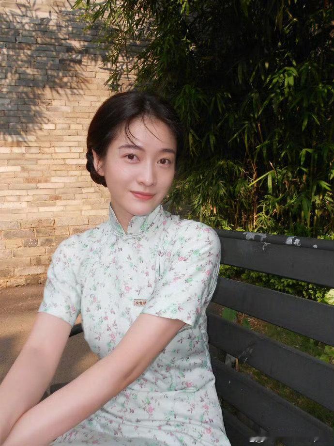 张雪迎演了冯小刚新电影 一组CCD幕后花絮氛围感封神，温婉民国大小姐造型清雅灵动