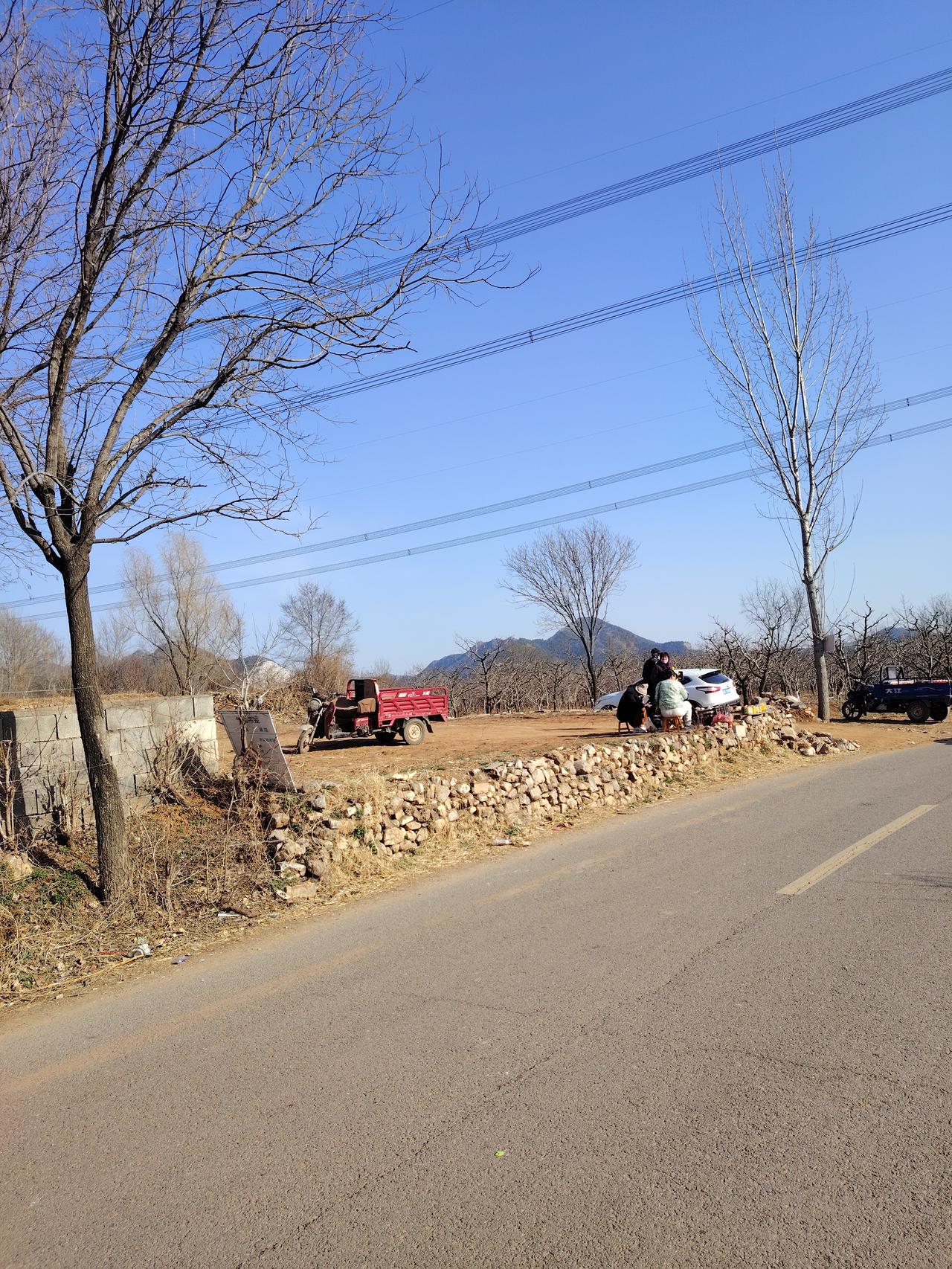 山野路弯处，人影映斜阳。