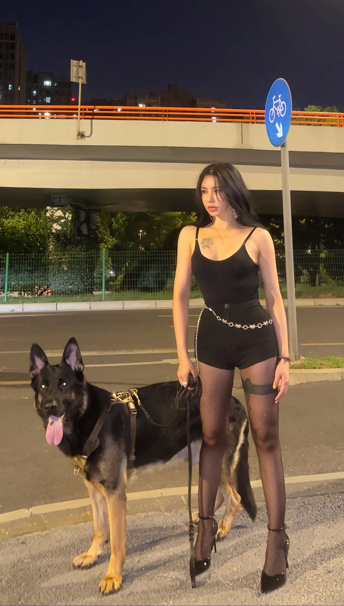 【德牧·巴克】主打反差感。