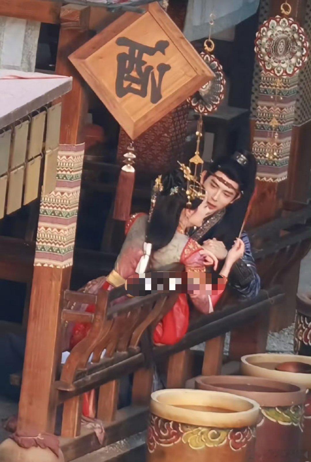 虽然但是同样是红金搭配不怎么感觉迪丽热巴这套没有那种惊艳感和气质感[悲伤][悲伤