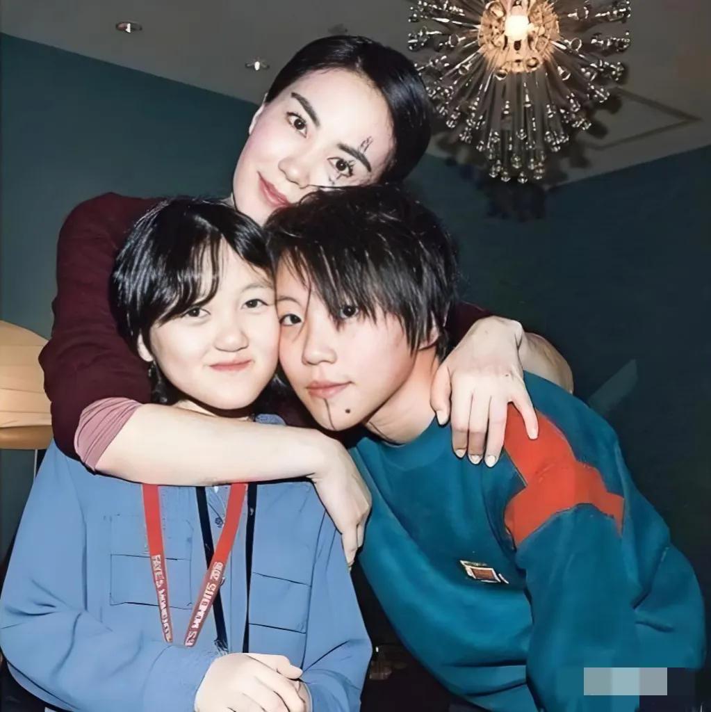 王菲，不但是一位好母亲，
自己活得更逍遥自在。
在教导孩子方面也很民主。
孩子长