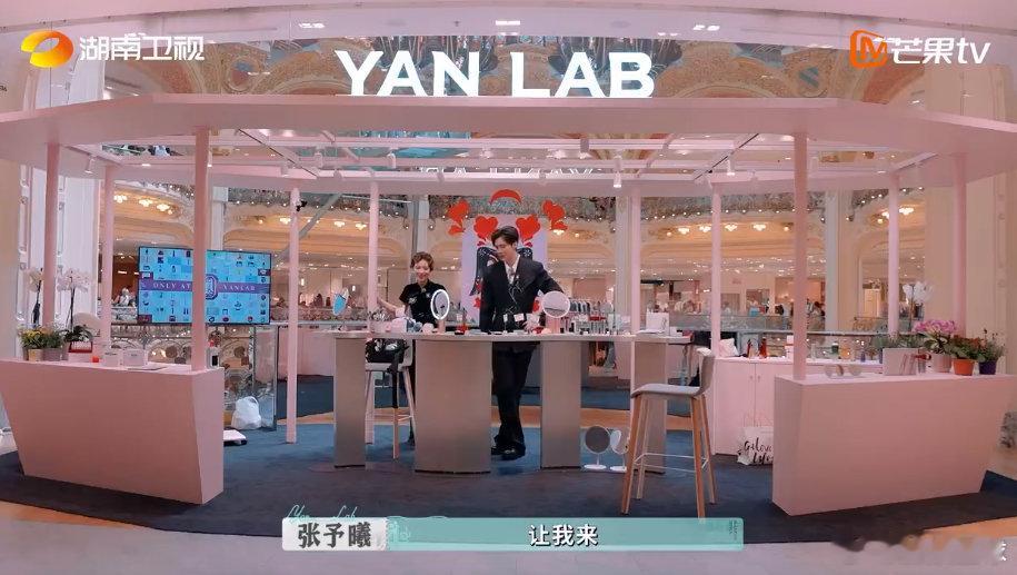 张予曦饭撒式街头揽客巴黎合伙人 张予曦在老佛爷百货营业，栏杆处饭撒式揽客超有活力
