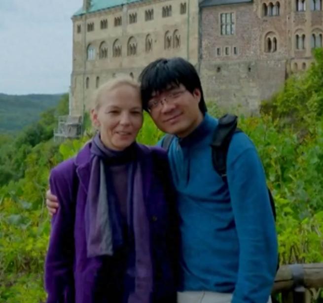 2008年，28岁的北京独生子不顾家人反对，娶50岁的德国女人为妻，母亲得知后气