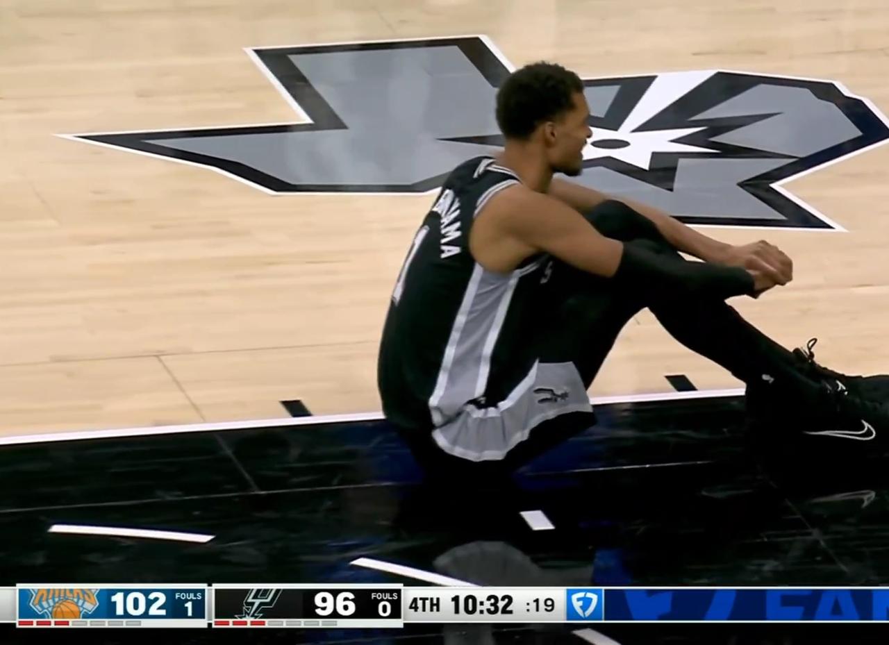 刚复出又伤了！文班亚马膝盖反关节受伤离场！

马刺才刚让文班亚马回归首发阵容，而