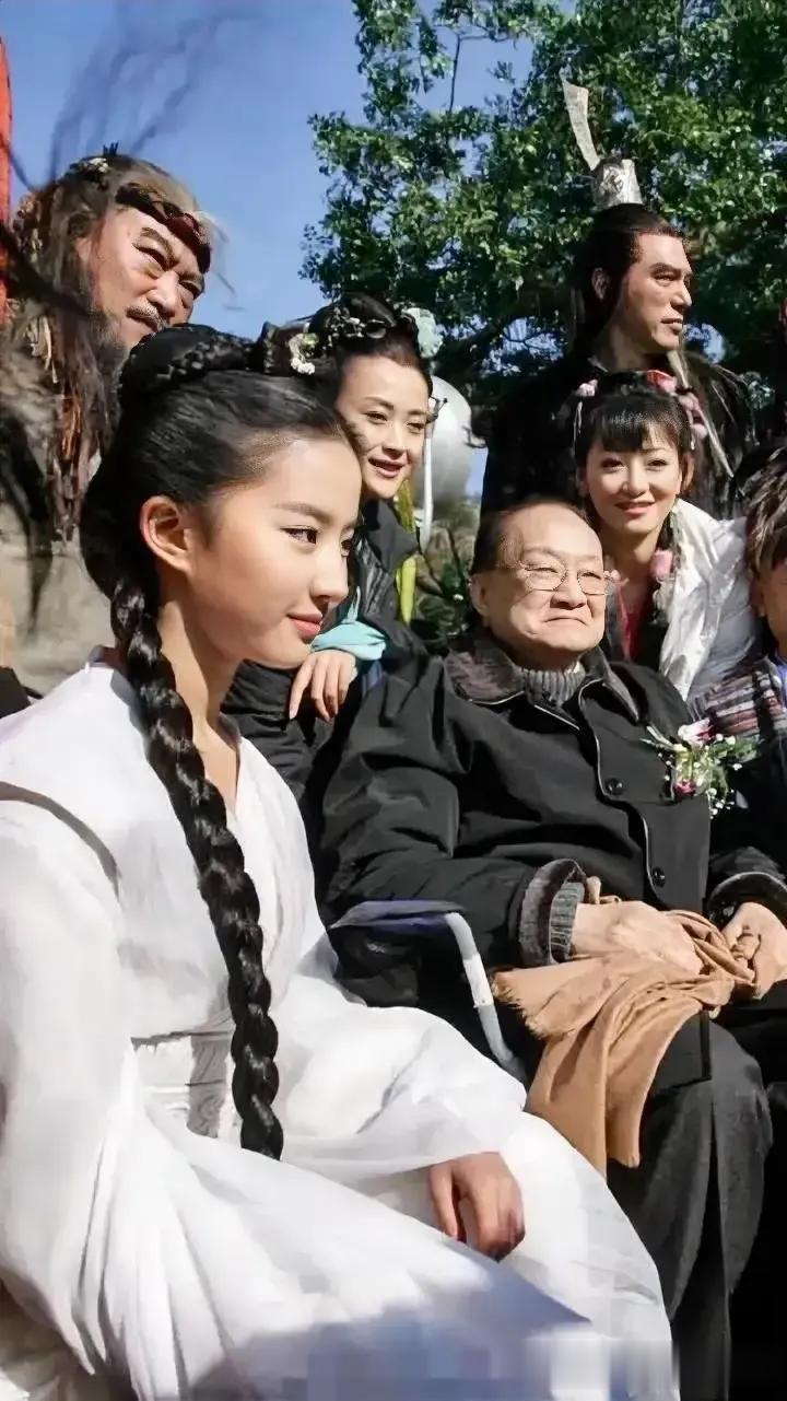 穿白衣服那个女女咋看也不像刘亦菲？刘亦菲可比她漂亮多了……