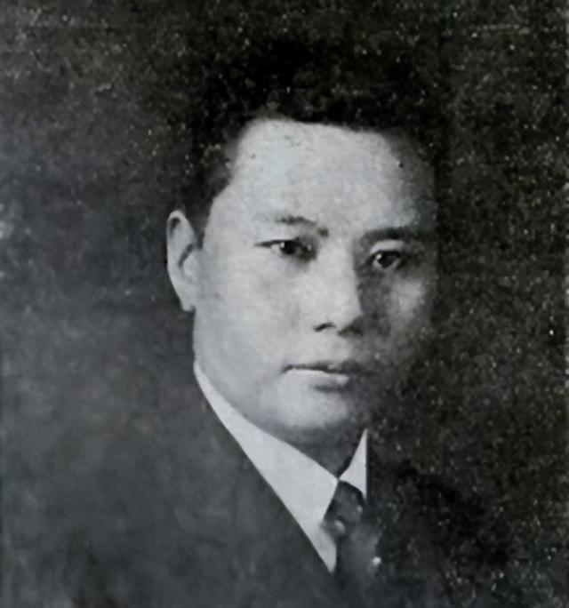 1945年，东北军元老何柱国赴宴喝下一杯酒，第三天后突然双目失明。美国医生查出是