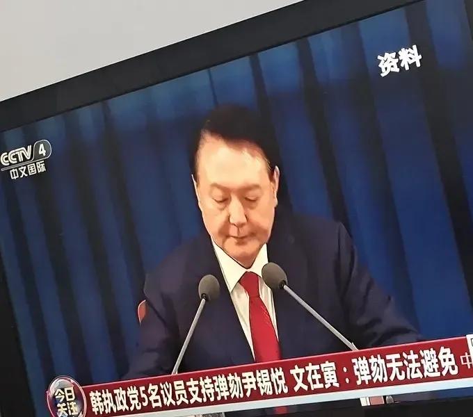 韩国总统尹锡悦是赖在总统任上了，赶紧辞职算了。


总统当成这个样子，快成过街老