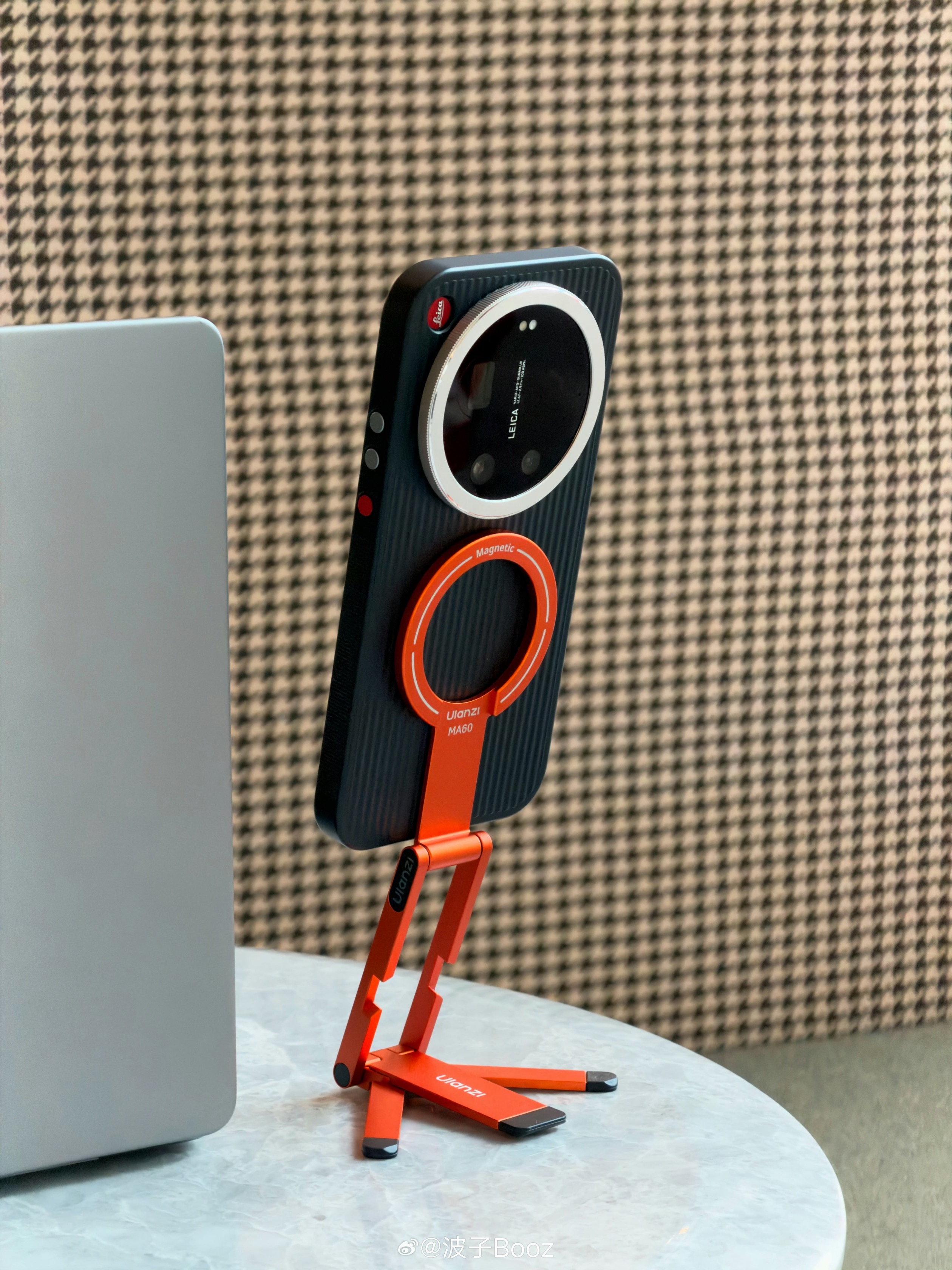 不止露出可乐标，摸着也很舒服一体化注塑成型，并通过 CNC 精雕完成孔位。有效避