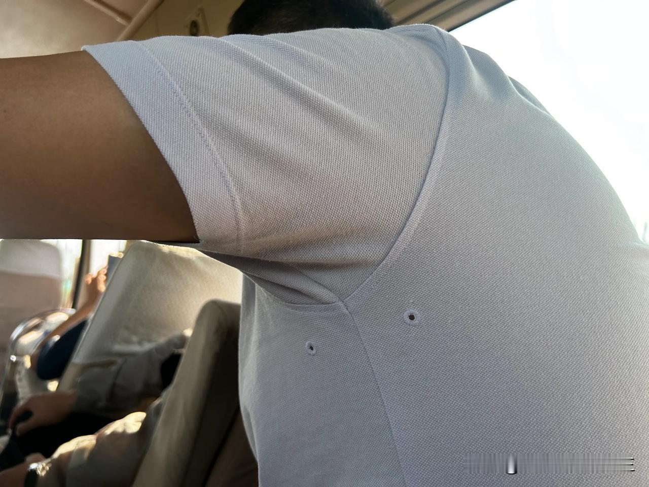 新买的衣服，膈肢窝下竟然有两个洞。#因穿着# #真的穿出门了#