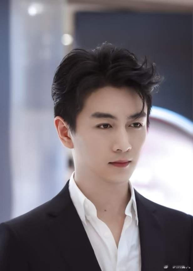 1. 陈晓跟刘亦菲之前有个二搭项目，只是刘亦菲那边不愿意，最后黄了。2. 迪丽热