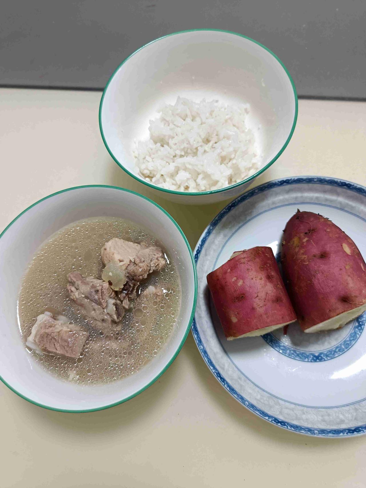 我今天的午饭：排骨汤、米饭、红薯，都是我喜欢的，营养又美味，每餐都是简简单单。