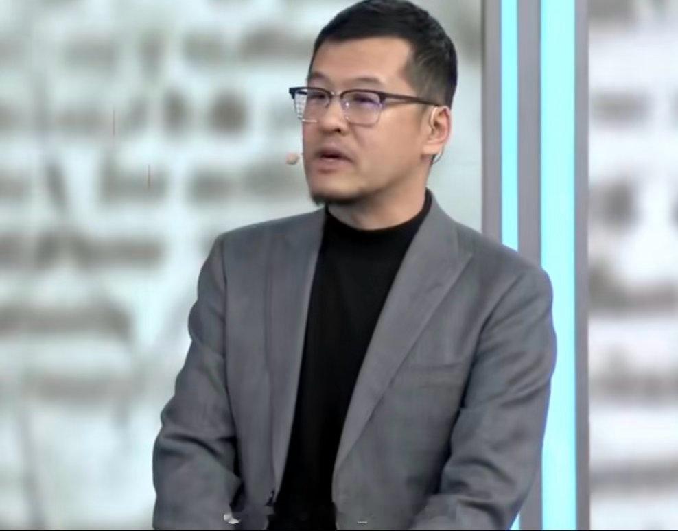 这有点意思评论员杨毅在节目中透露：中国男篮目前这12人只是最愿意为国家队打的，愿