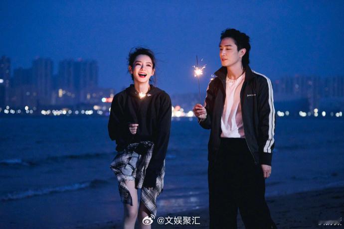 #戚薇晒海边为李承铉庆生照##戚薇李承铉海边放烟花随拍# 戚薇为李承铉在海边举办