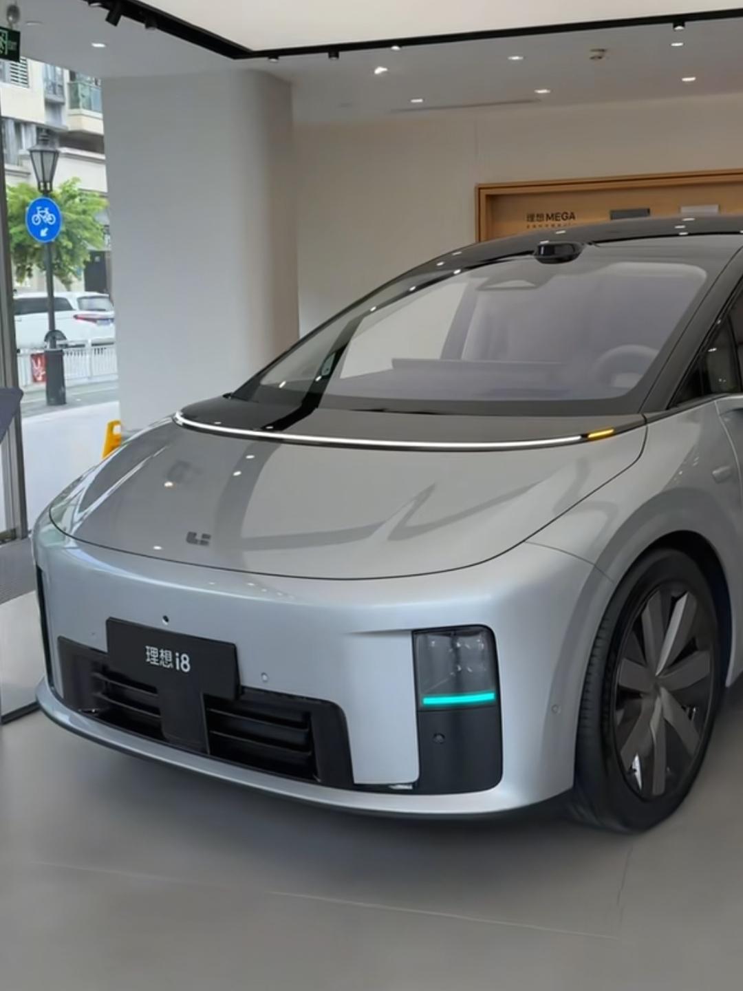 理想i8在我看来不太像SUV，更像是小MPV，缩小版的MEGA。现在这台车在二手