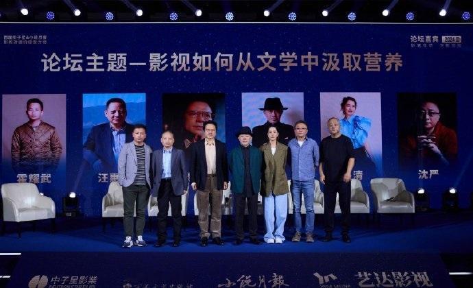 最近海清在出席活动的时候搭配的很潇洒，她里面穿白色打底衫，下身穿复古风牛仔裤，凸