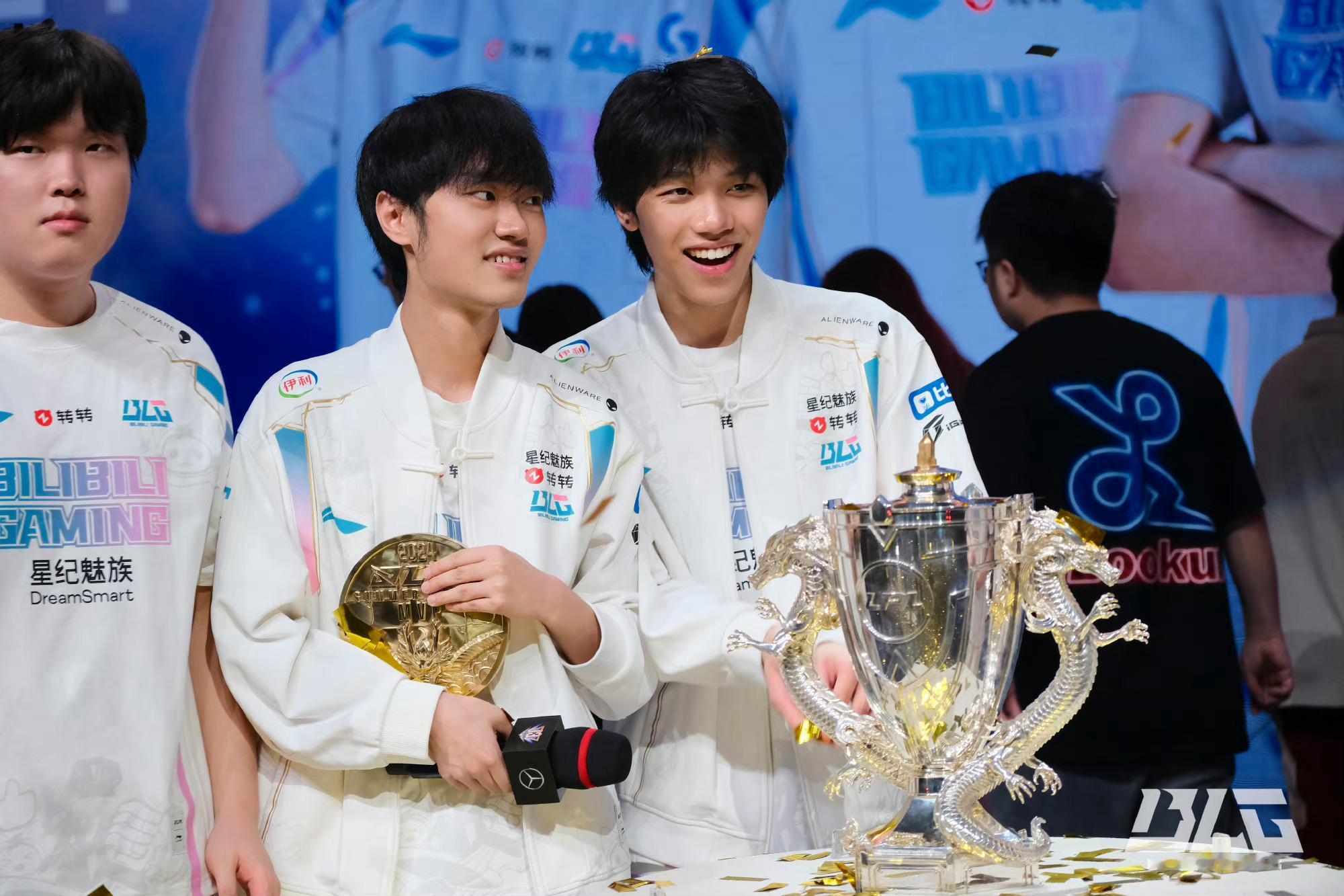 现在国产第一中单好像还真是Knight[思考]小虎(中单):2msi+5联赛+一