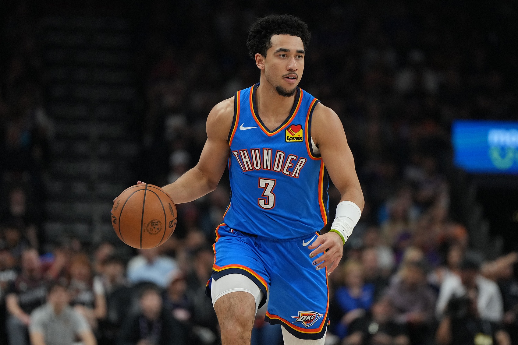 如鱼得水！麦凯恩上半场替补10分钟得到9分 投篮6中4