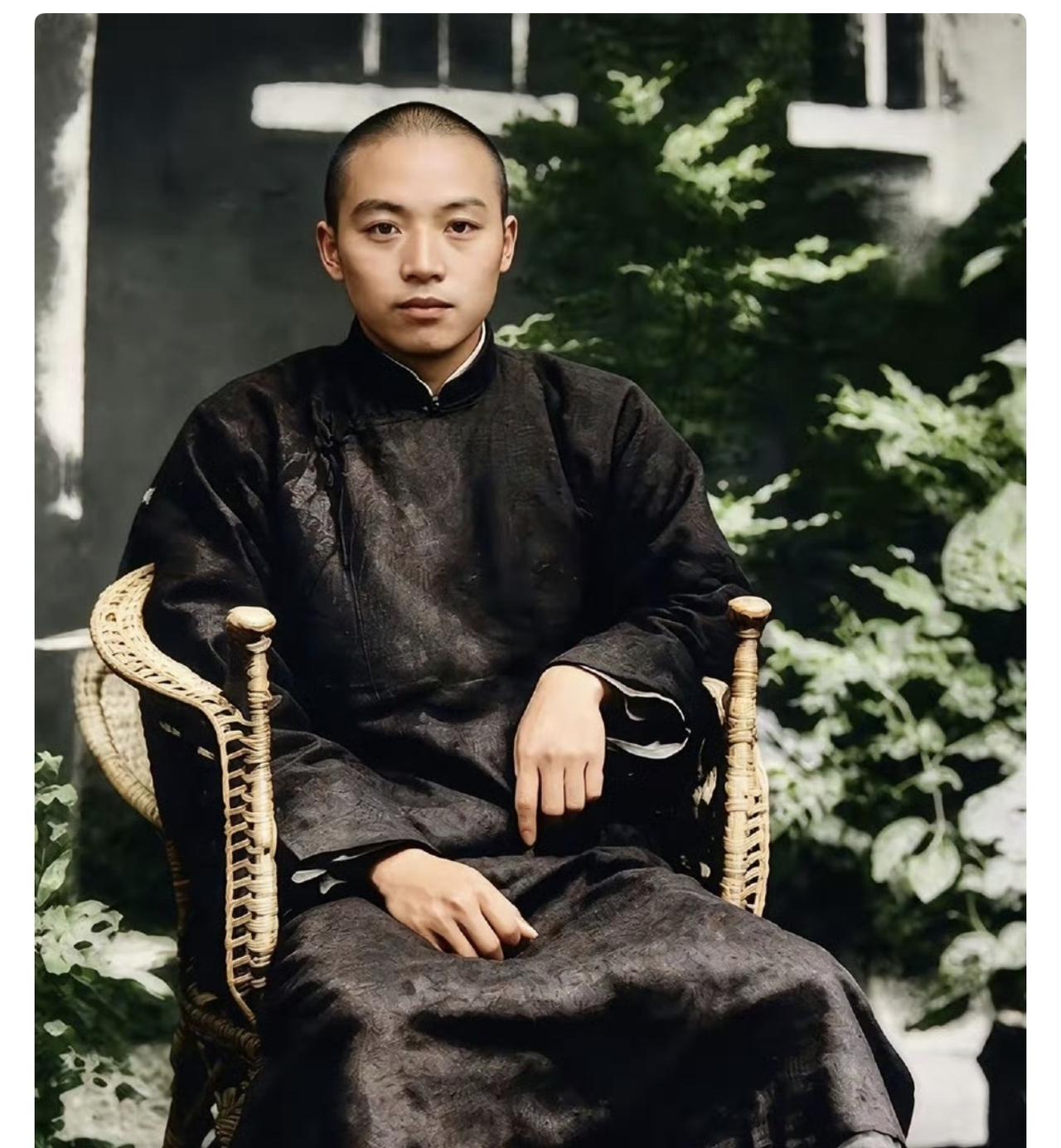这位仪表堂堂的长衫书生，就是著名的，让日本侵略者闻风丧胆的抗日名将，杨靖宇！
