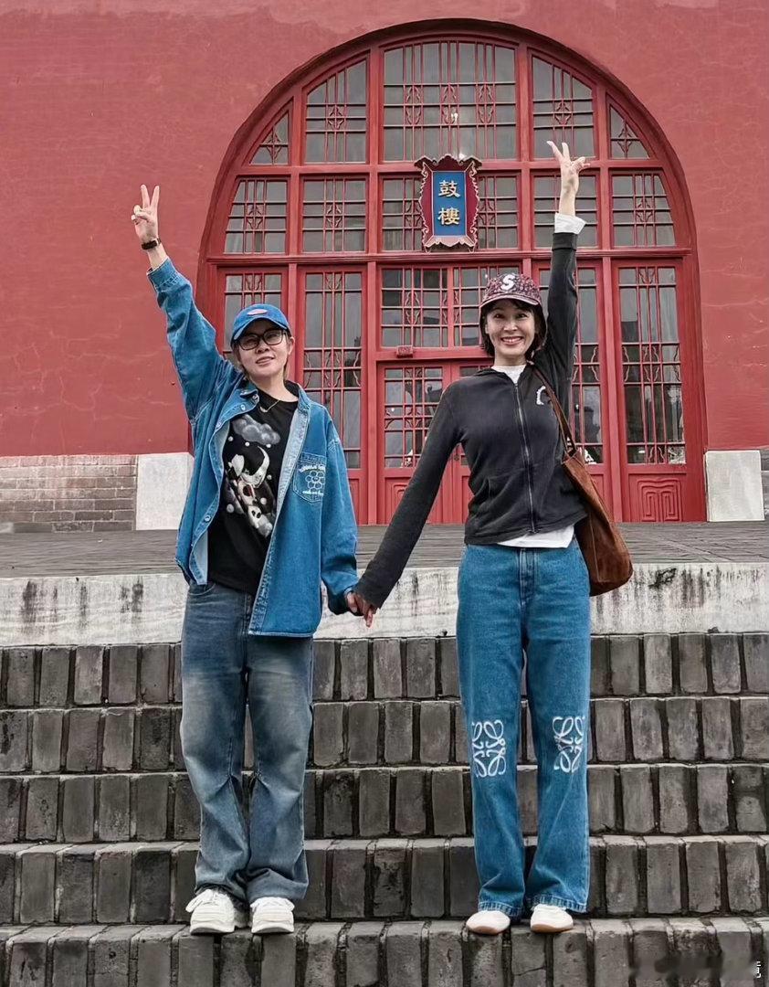 王濛带曾沛慈打卡北京钟鼓楼 哇塞哇塞，友谊长存🤝🏻多多聚会呀~ ​​​