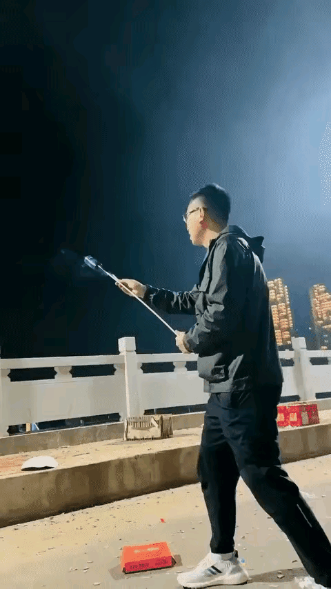 这是不懂啊，还是故意这么放的？拿这东西开玩笑，这脑袋不是有问题了吗？现在人为了博