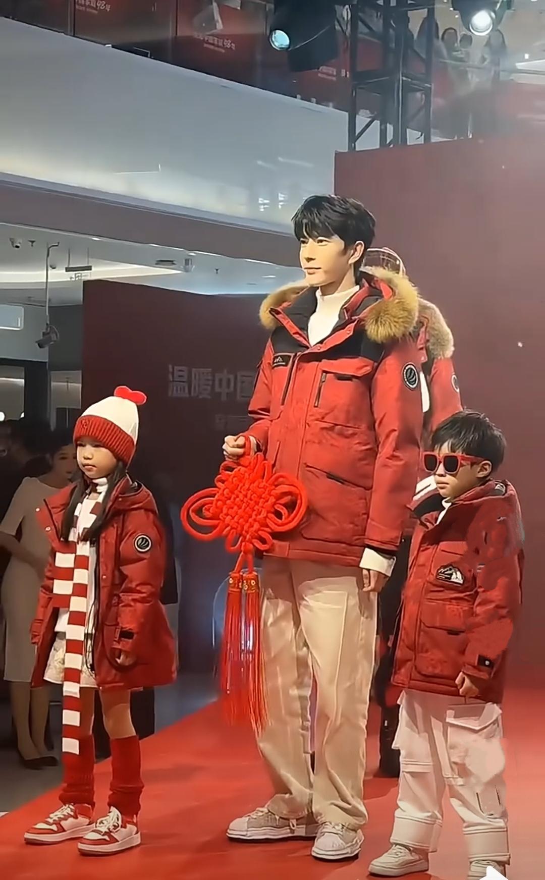 原来小🐟当年代言的这款红色波司登羽绒服，还有小孩款的，而且还有小女孩穿的款式，