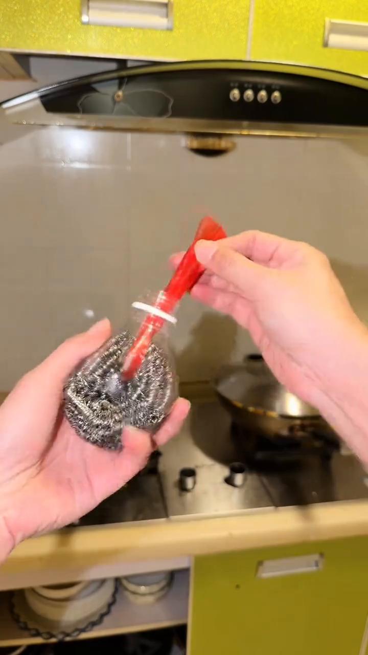 红茶。
·把可乐瓶子套在一根木棍上，周围用胶布缠紧，再剪下来瓶底。
·然后每相隔