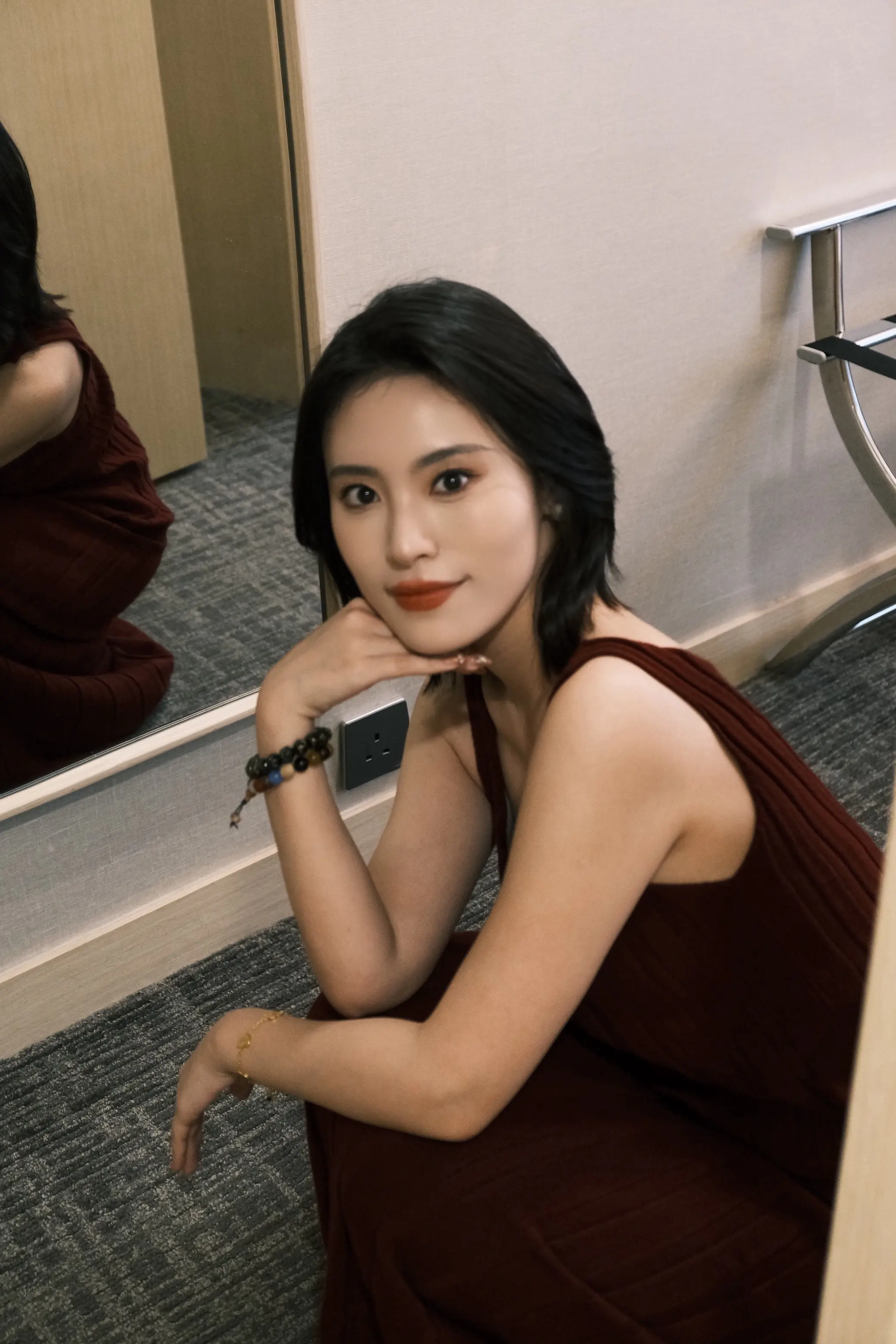 她不是因为在你身边才会发光 是她在哪里都光芒四射