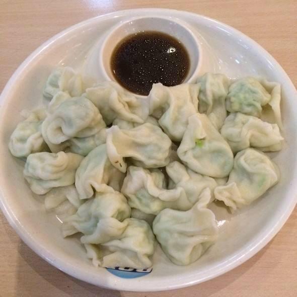 煮饺子时，老伴他外甥突然上门了！

突然听到有敲门声！我去开门时，看见老伴他外甥