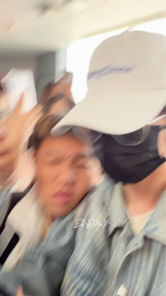 杨博文用保温杯挡私生别把靠近当作热爱，别把围堵当成关心，给少年留出正常出行的空间