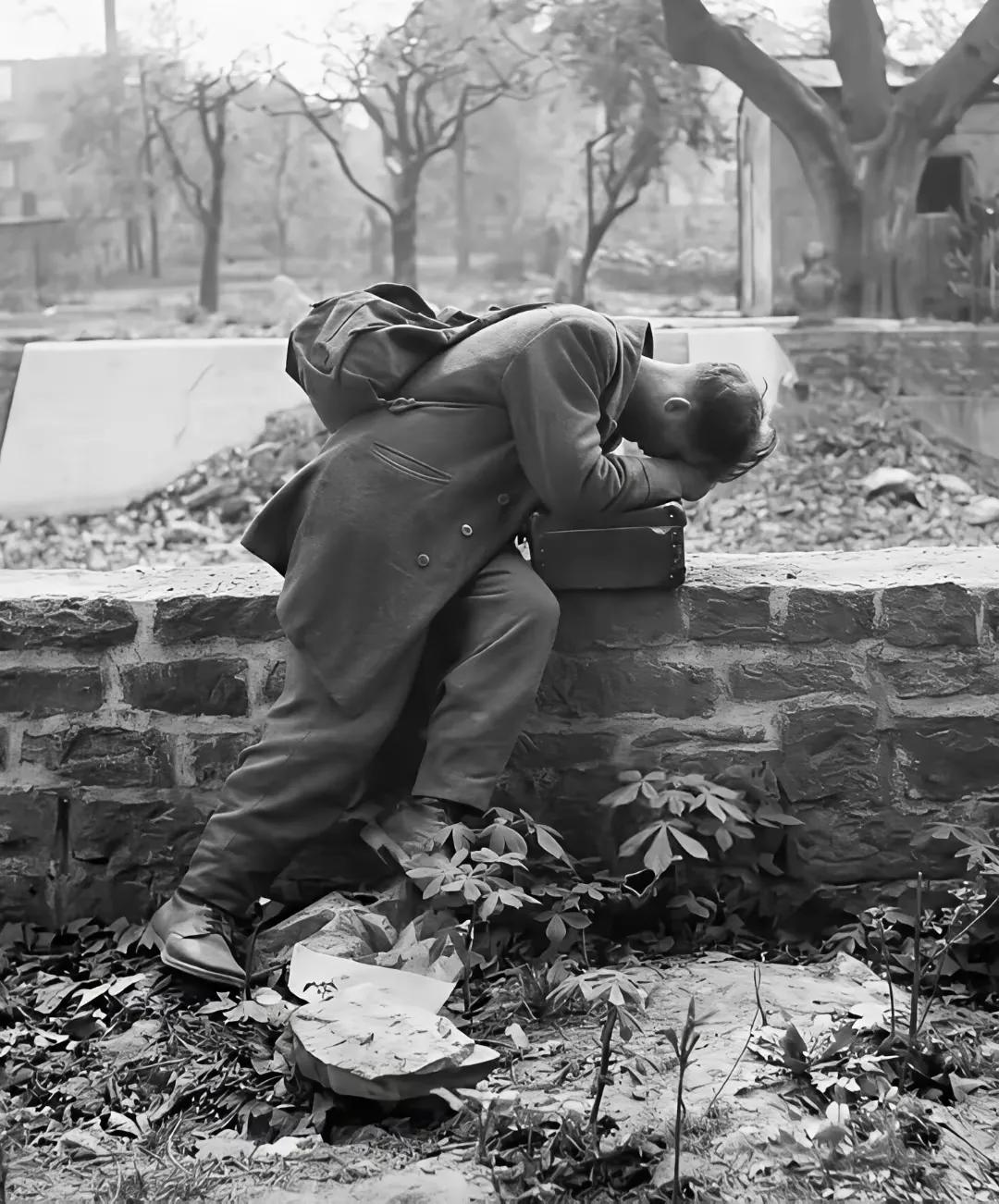 这张照片拍摄于1946年，战争结束后一名德国士兵从战场返回家园，然而，映入他眼帘