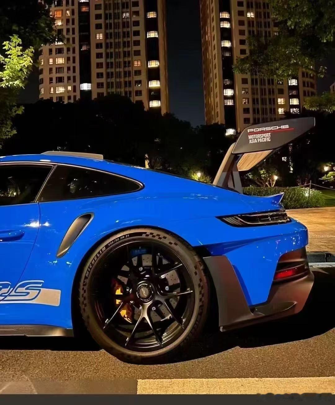 保时捷992 GT3RS，欧规，带防滚架 ​​​