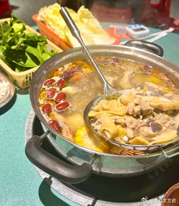 莫氏鸡煲回应争议一饭封神 外界的声音吵得再凶，莫叔依旧把重心放在食材上面，不被舆