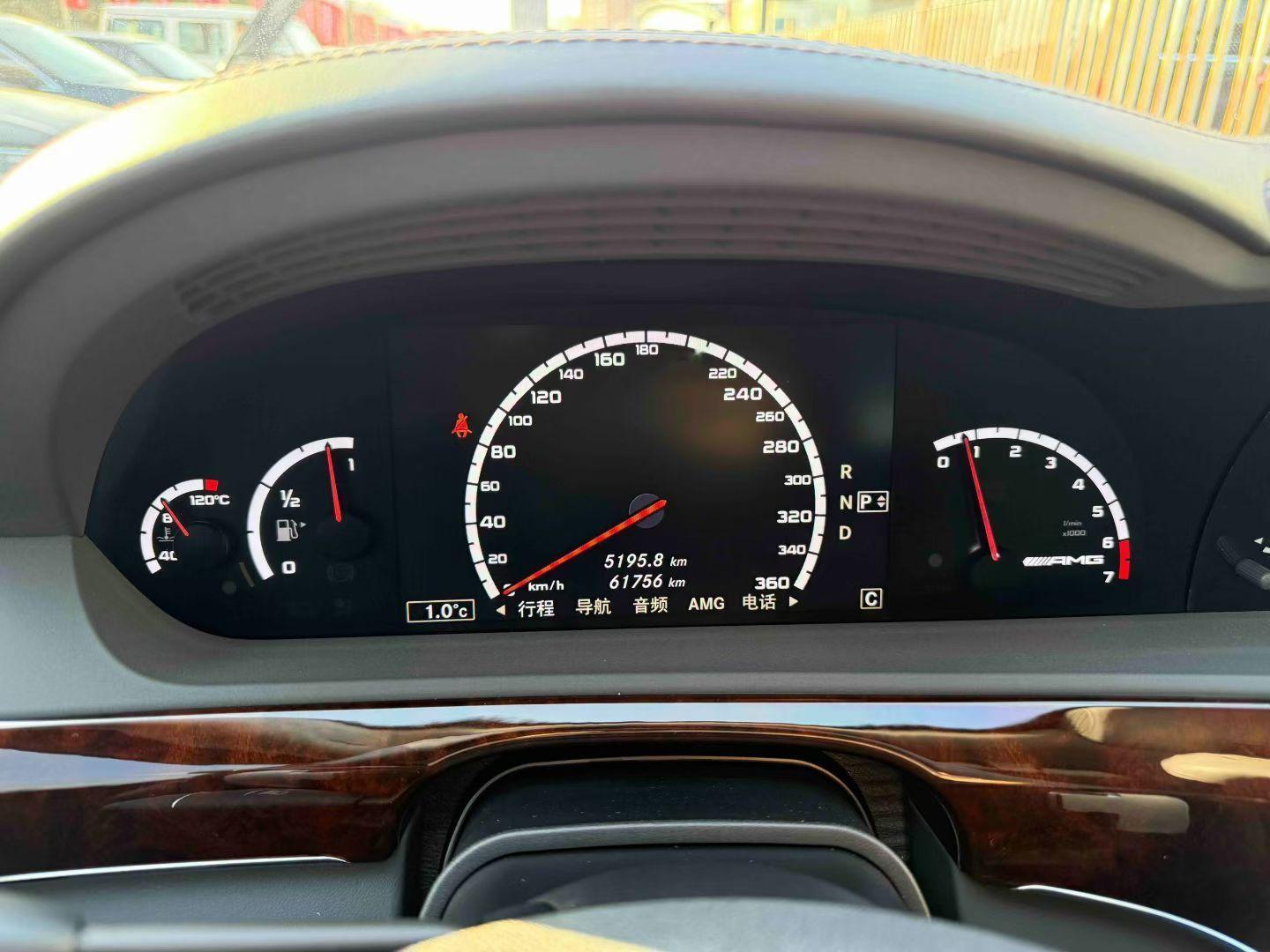 在 2012 年，斥资 329.8 万并悬挂京 A 8 纯数字号牌的大哥在 20