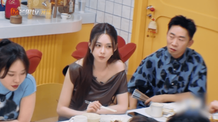 杨迪见过沈梦辰原来的模样杨迪和沈梦辰真的也是多年好友了 两个人对视一笑的样子跟我
