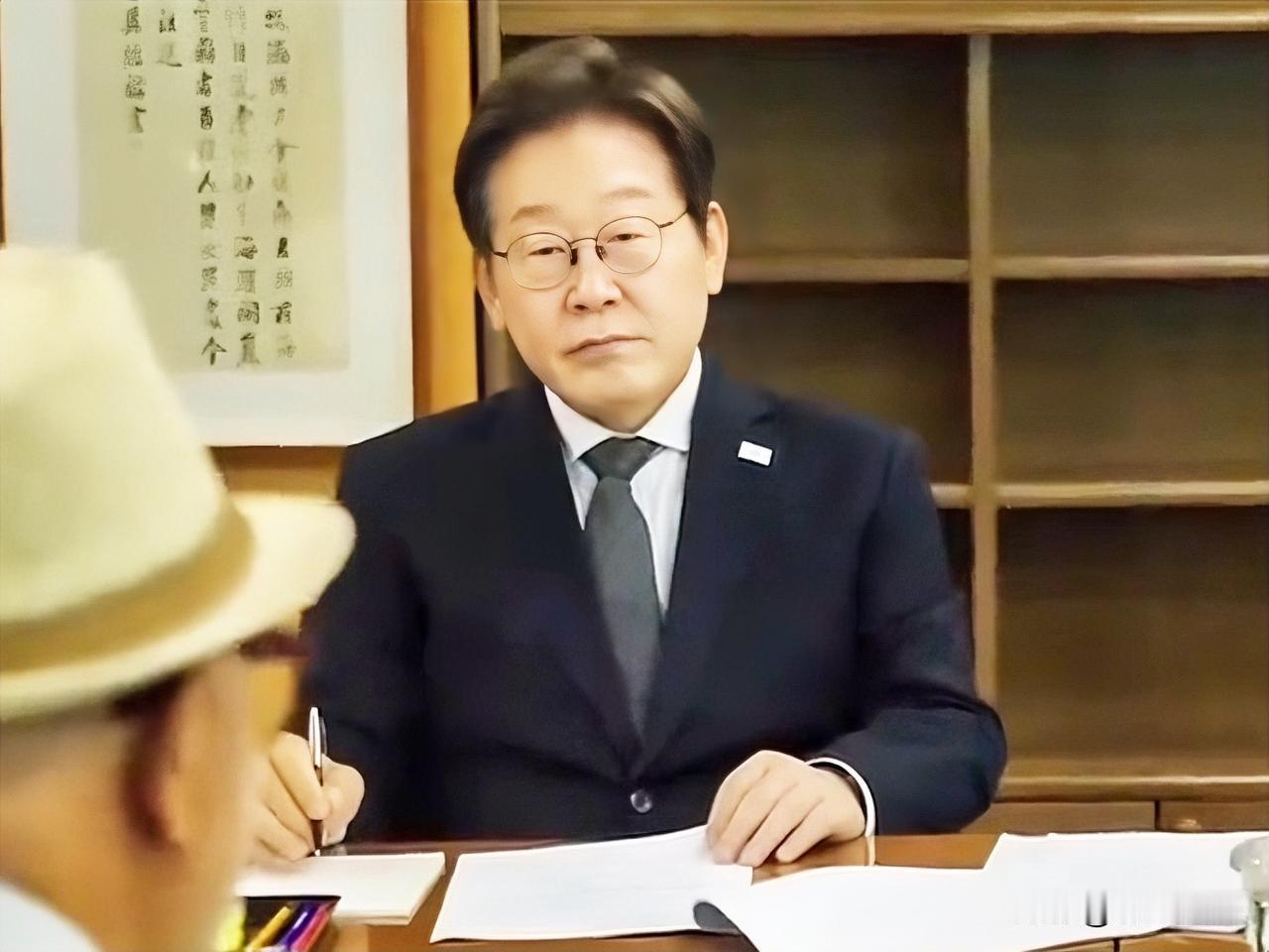 中国邀请韩国参与9.3抗战胜利阅兵活动，
李在明回复将尽快改善中韩关系，
同时强