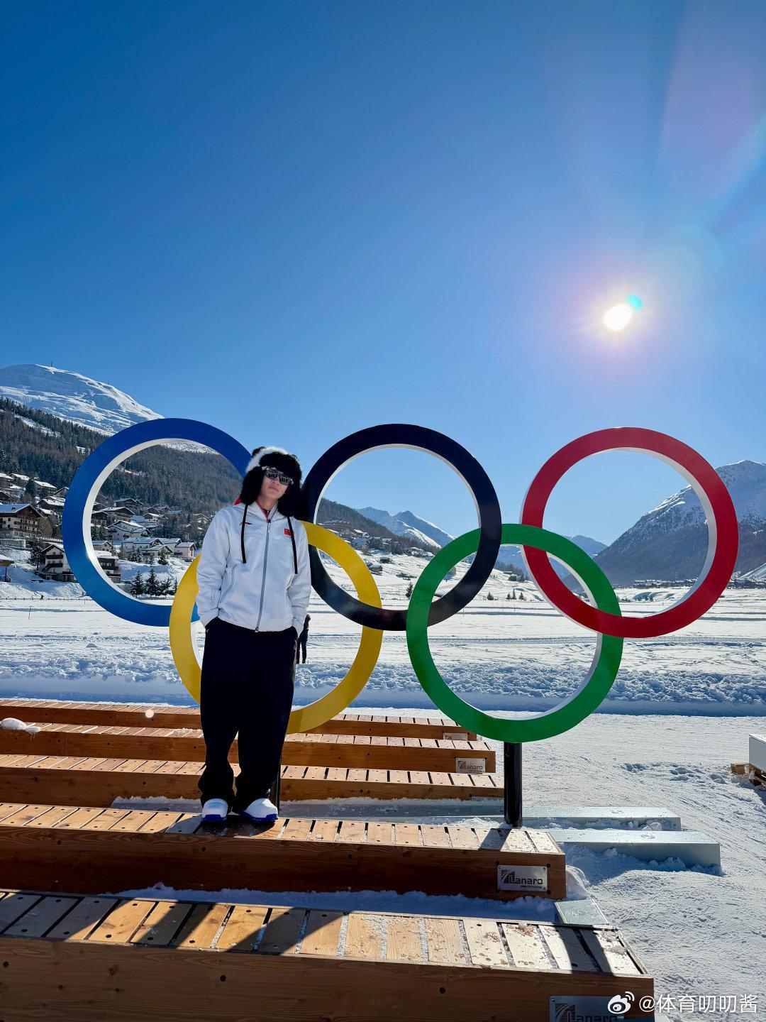 苏翊鸣晒冬奥村自拍苏翊鸣米兰冬奥会九宫格抵达米兰冬奥村，晒出与奥运五环的自拍，以