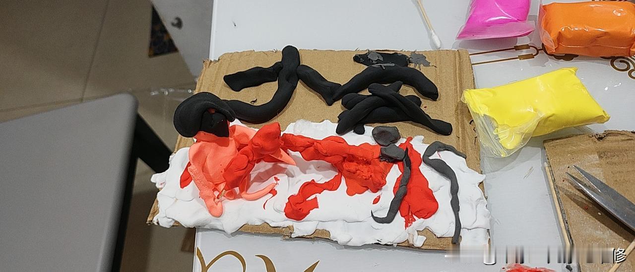 念母
彩泥小作尚留痕，
忽念慈亲泪暗吞。
何日再依娘膝下，
听她唤我乳名温。
 