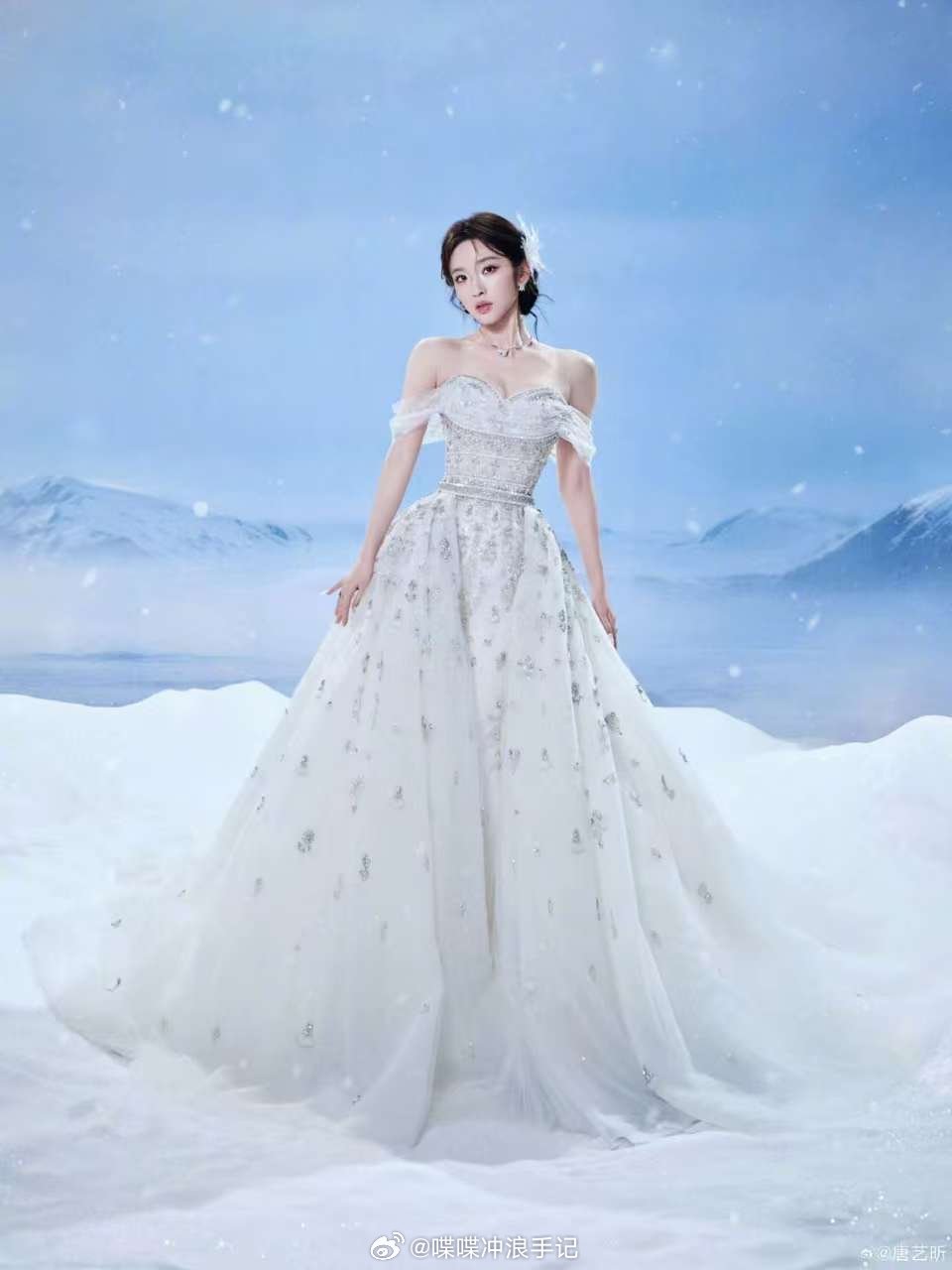 唐艺昕四公雪人妆造唐艺昕四公婚纱造型 冰蓝礼服镶雪花亮片，头纱长到能滑梯，排面梦