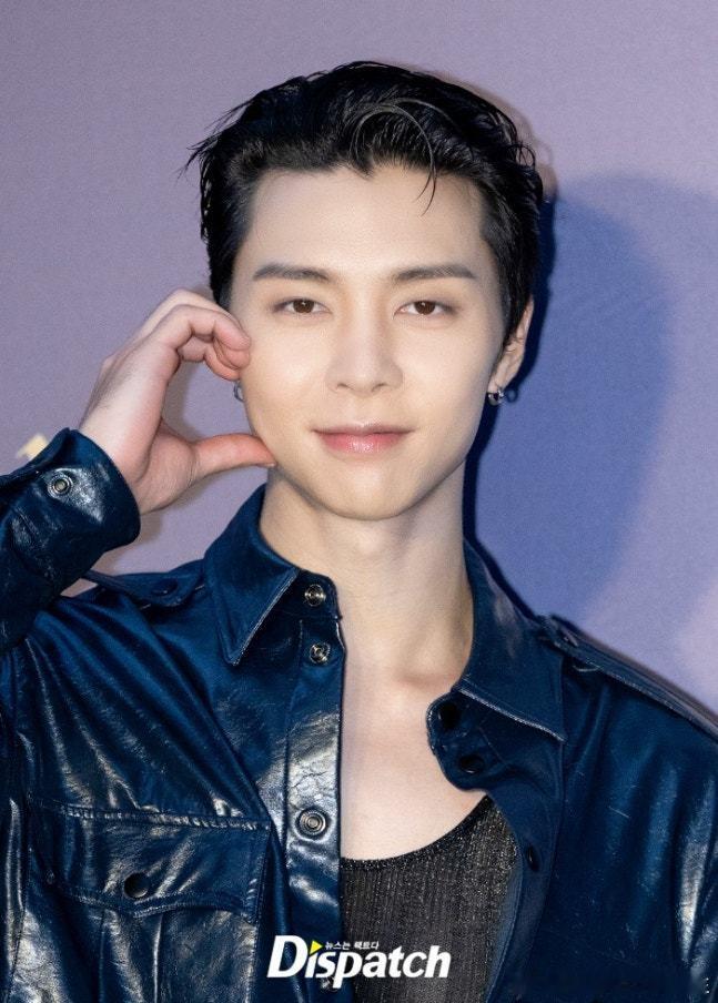 18日，NCT127[超话] 成员JOHNNY徐英浩[超话] 出席了某品牌在首尔